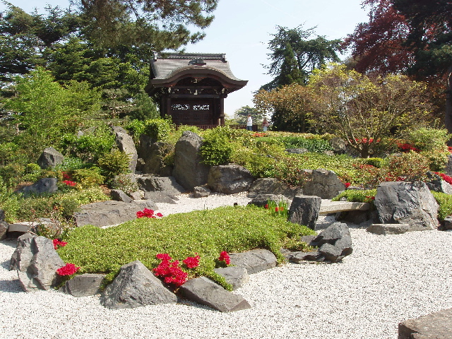 File:Japanese gateway in spring, Kew Gardens - geograph.org.uk - 166671.jpg