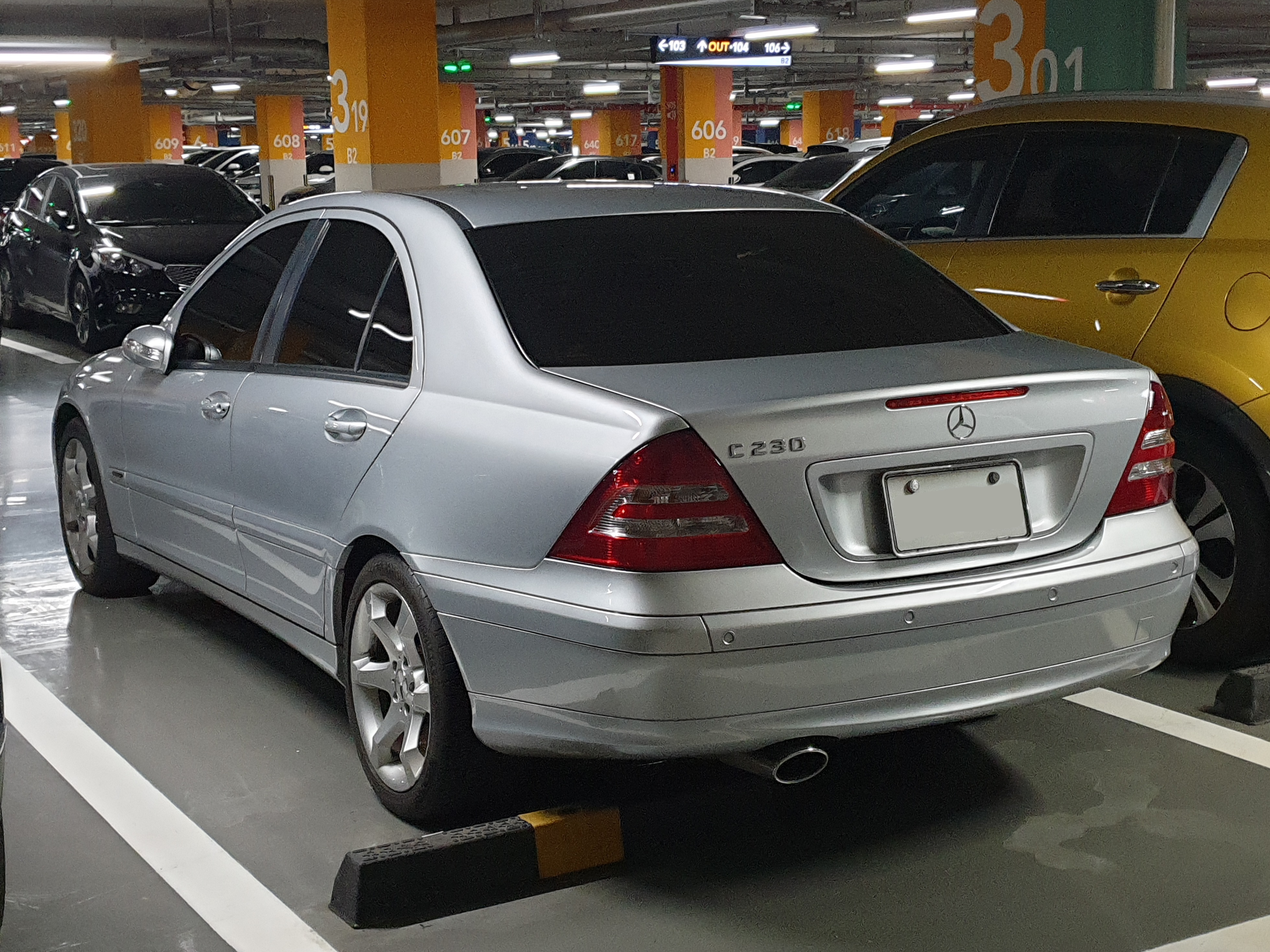 File:Mercedes-Benz W203 C 230 Iridium Silver (1).jpg - Wikimedia Commons