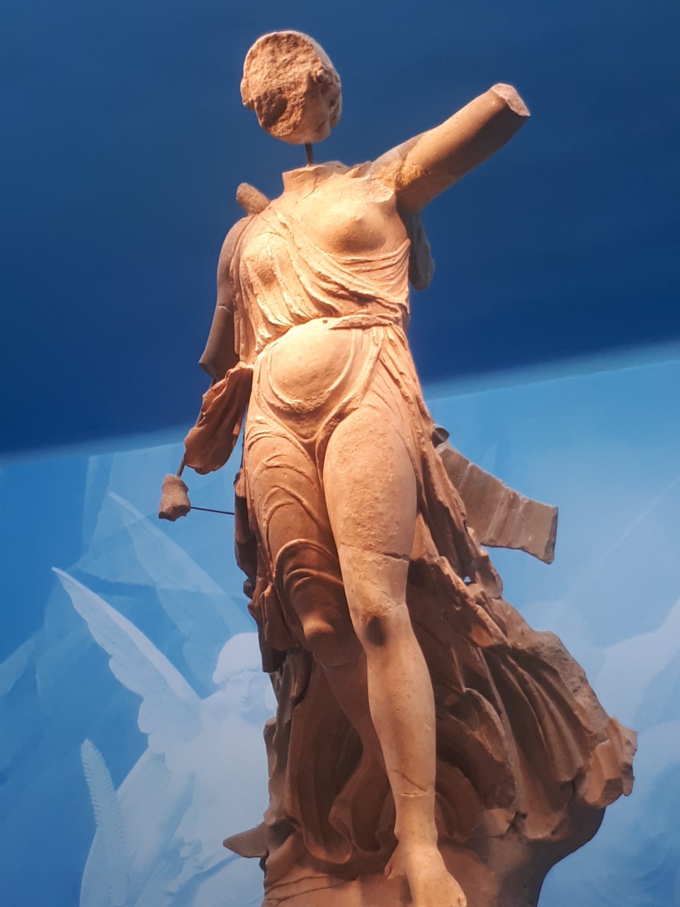 købmand kjole udeladt File:Nike of Paionios statue from the Archaeological Museum of Olympia in  Western Peloponnese, Greece.jpg - Wikimedia Commons