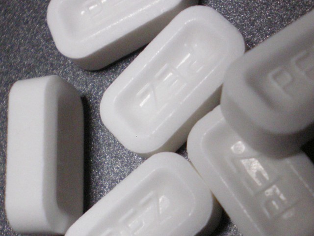 https://upload.wikimedia.org/wikipedia/commons/4/4f/PEZ_Candy_Pieces.jpg