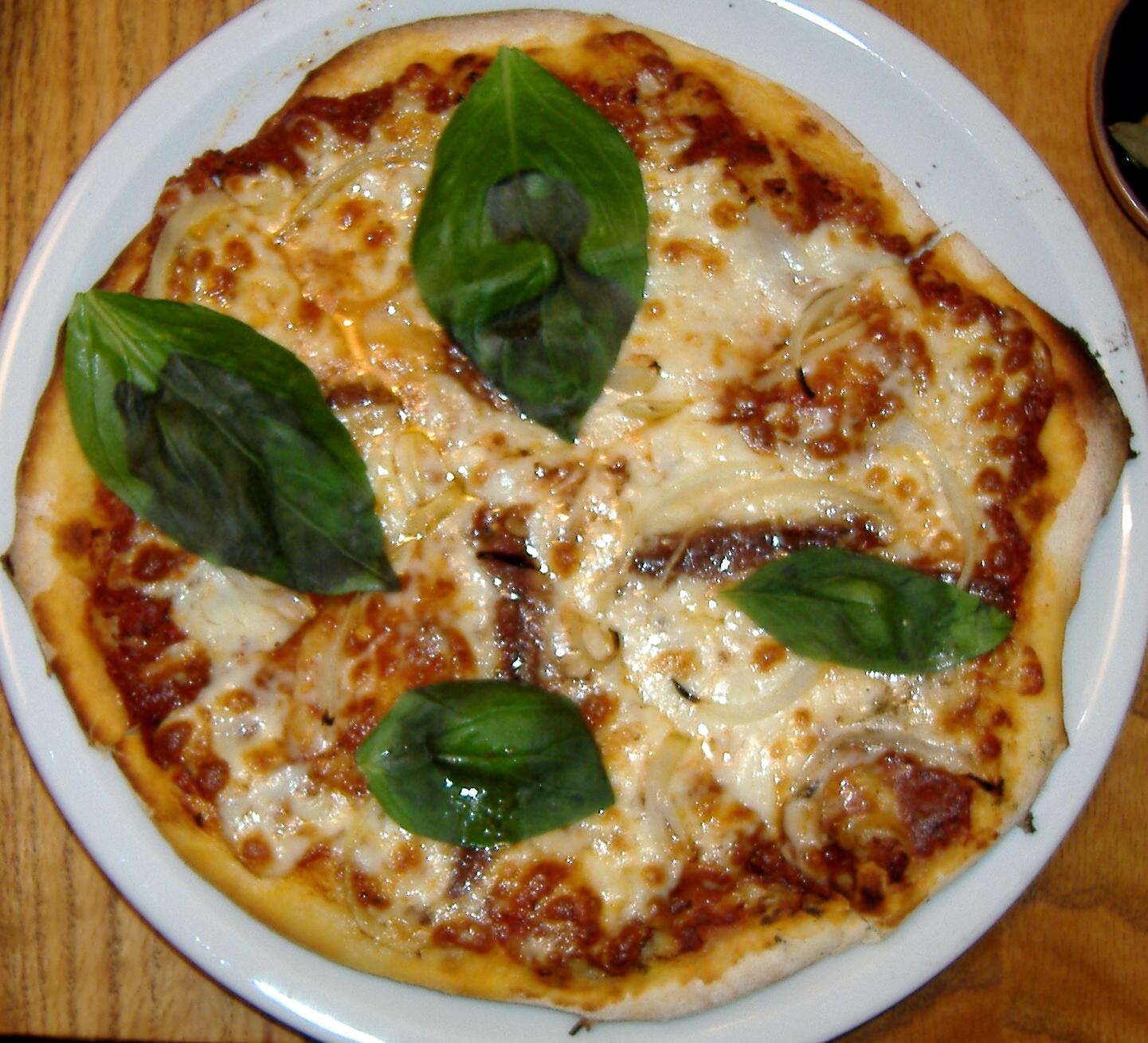 Пицца карне. Кона пицца. Pizza with anchovies.