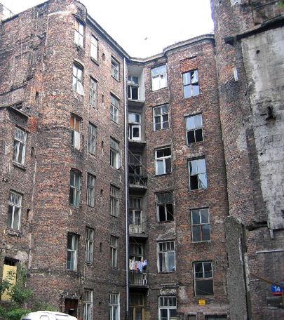 File:Ruined tenement, Waliców 14, Warsaw.jpg