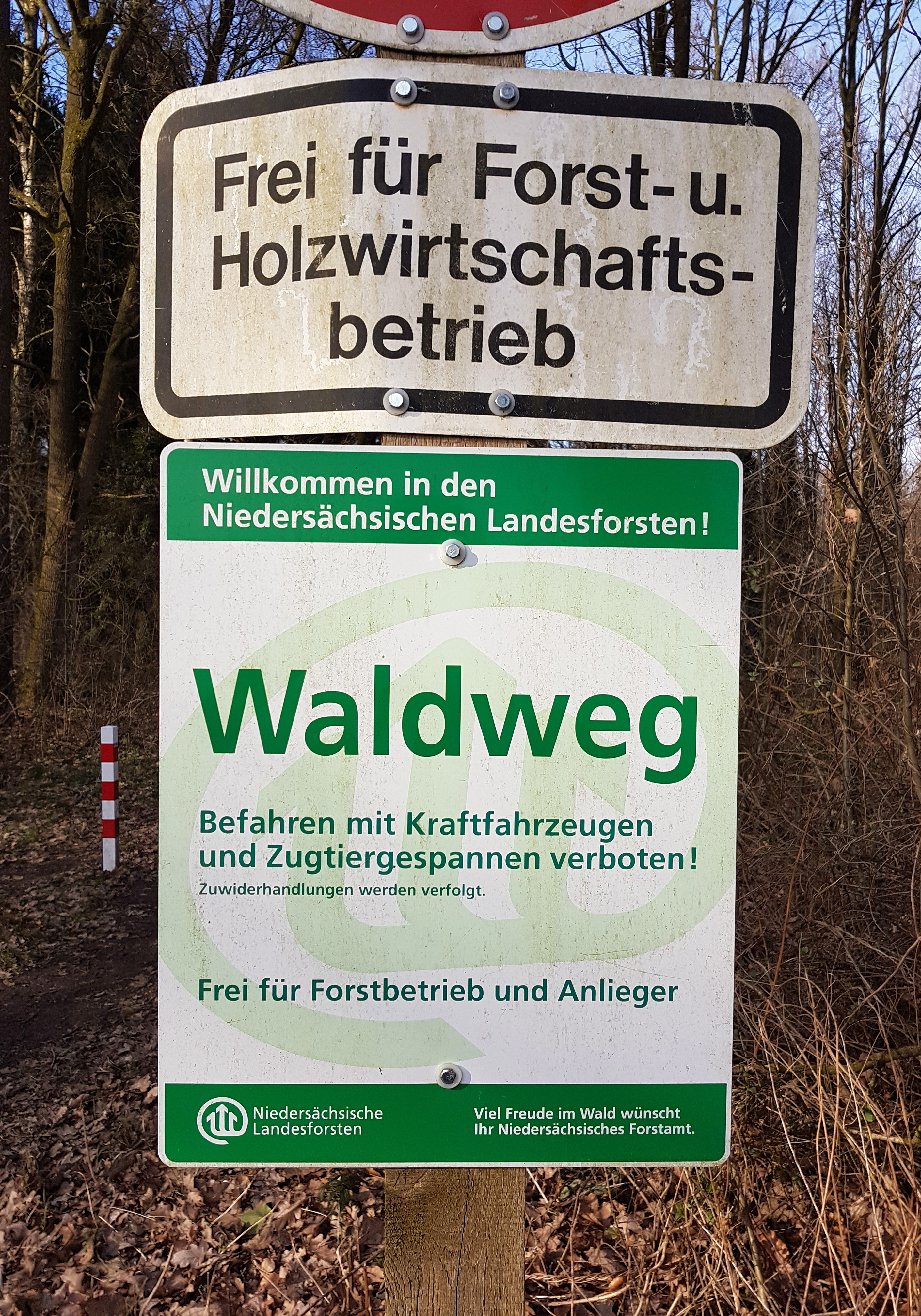 https://upload.wikimedia.org/wikipedia/commons/4/4f/Schild_Waldweg.jpg