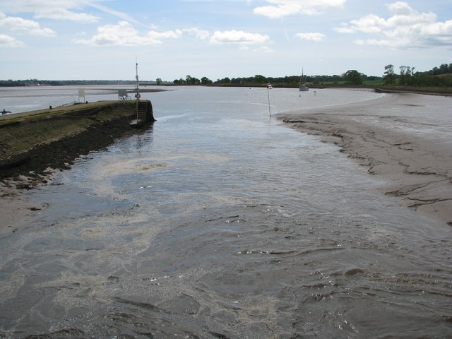 File:Shallow approach to the Turf Lock - geograph.org.uk - 1285730.jpg