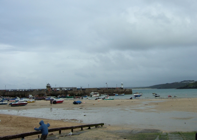 File:St Ives harbour - geograph.org.uk - 940213.jpg