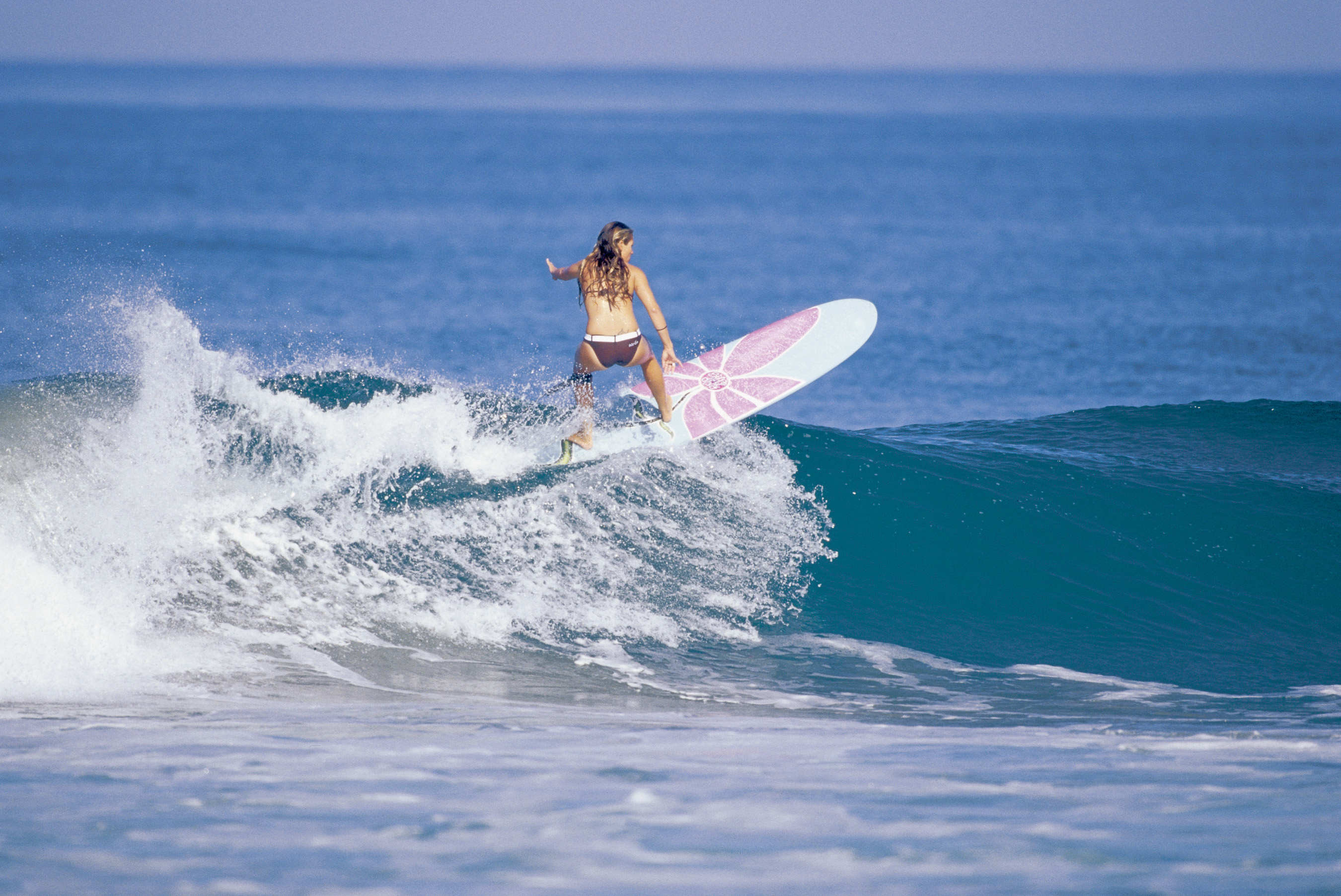 Surf picture. Сурф серфинг. Taylor Brumann сёрфинг. Грин Вейв серфинг. Девушка на волне серфинг.