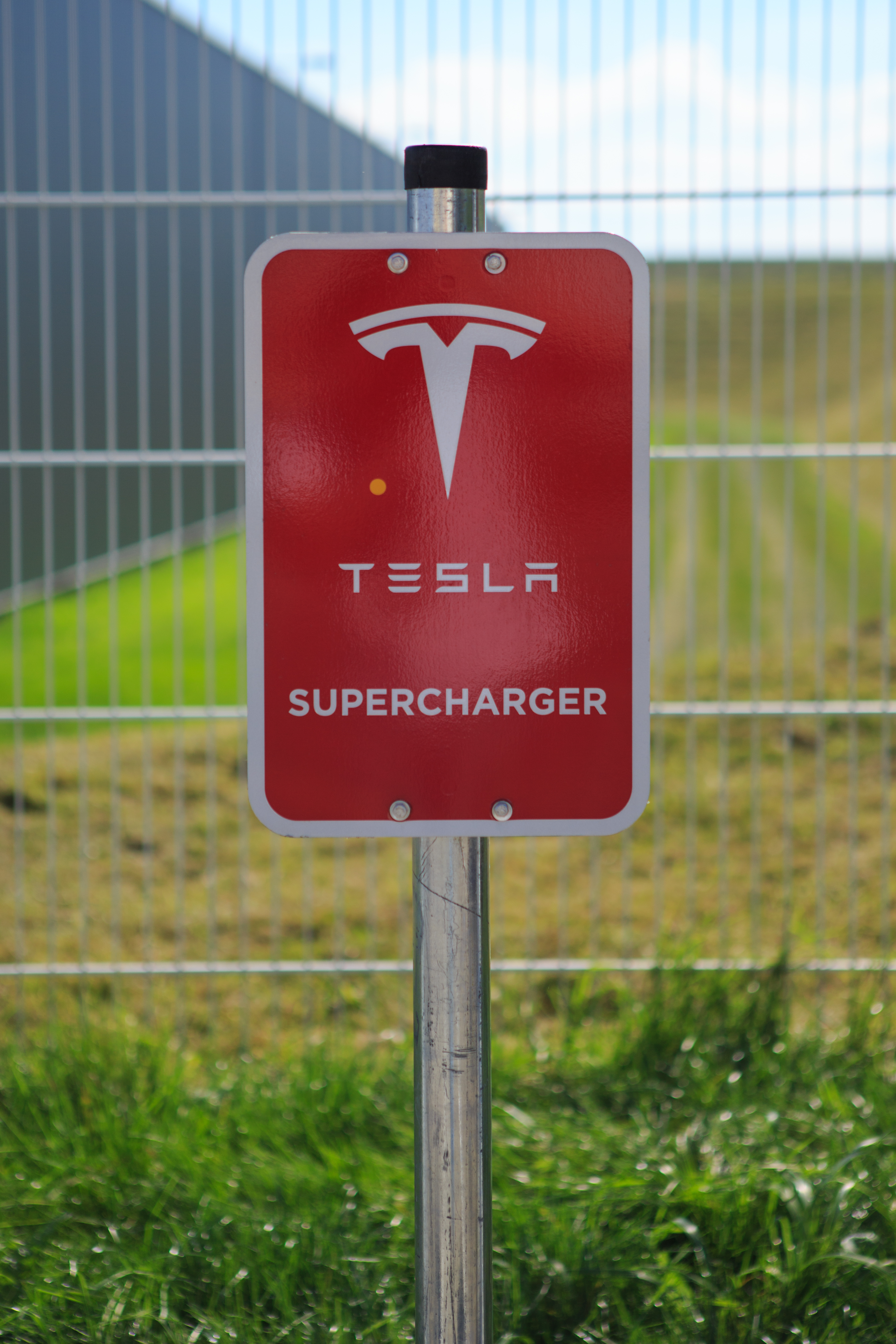 Tesla_logo_at_Supercharger_Station_-_Germany_-_A9_-_2014.jpg