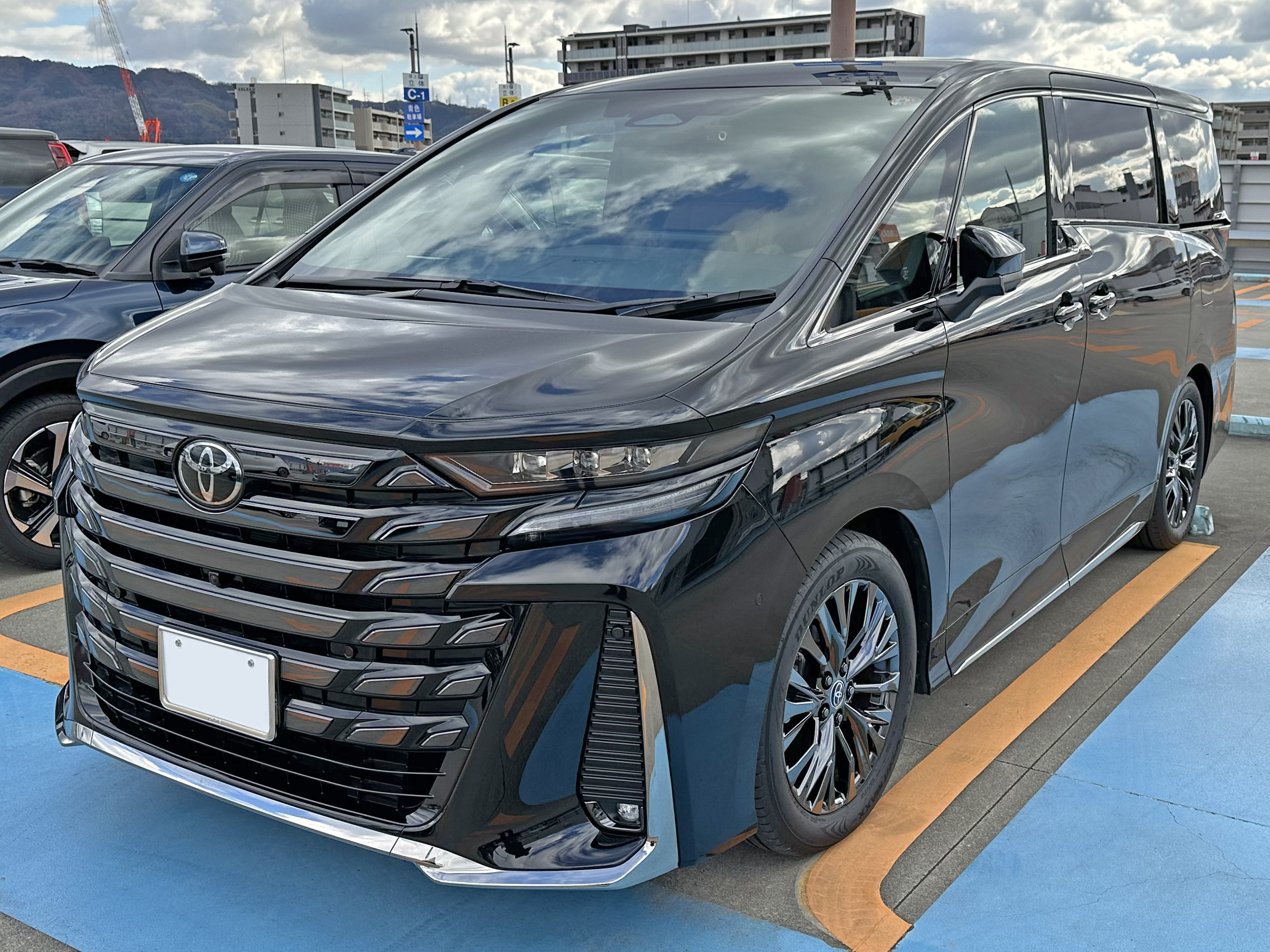 File:Toyota VELLFIRE HYBRID Z Premier (6AA-AAHH40W-PFXTB) front 