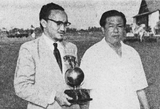 File:Usmar Ismail and Djamaluddin Malik with Bronze Trophy, Film Varia 2.6 (Jun 1955), p29.jpg