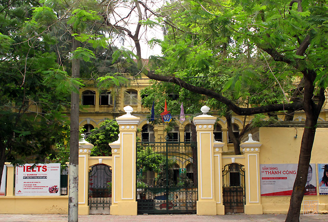 Cổng trường THPT Việt Đức