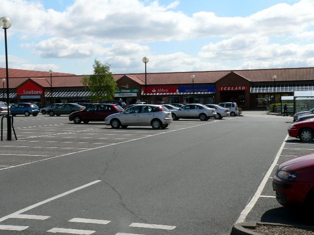 File:Willerby Shopping Centre - geograph.org.uk - 177943.jpg