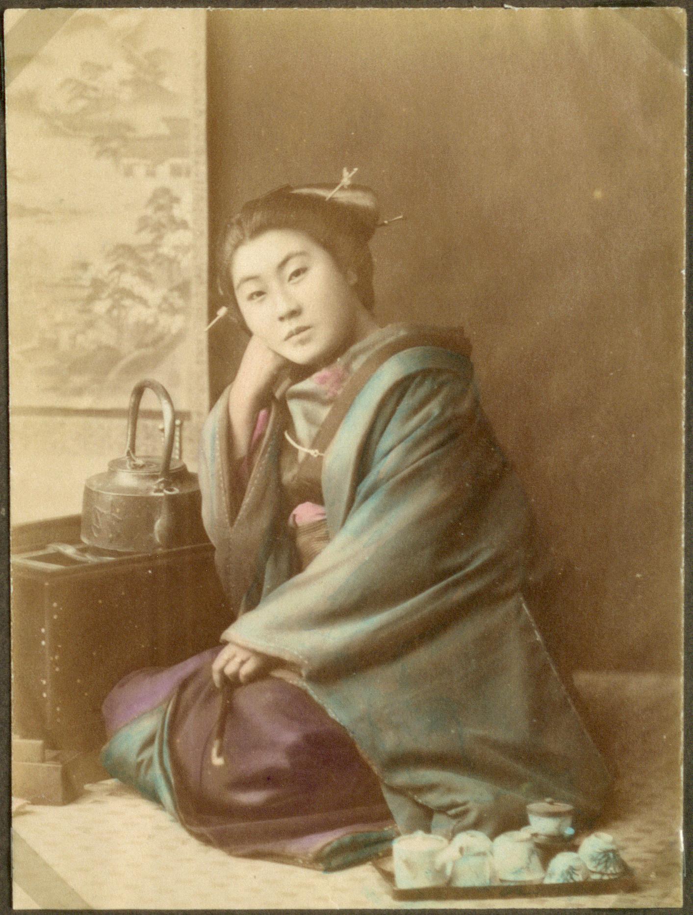 Гейша с чайником. Картинки старые фотографии Японии. Чайник кимоно. Старая японка но молодая. Старая японская мама