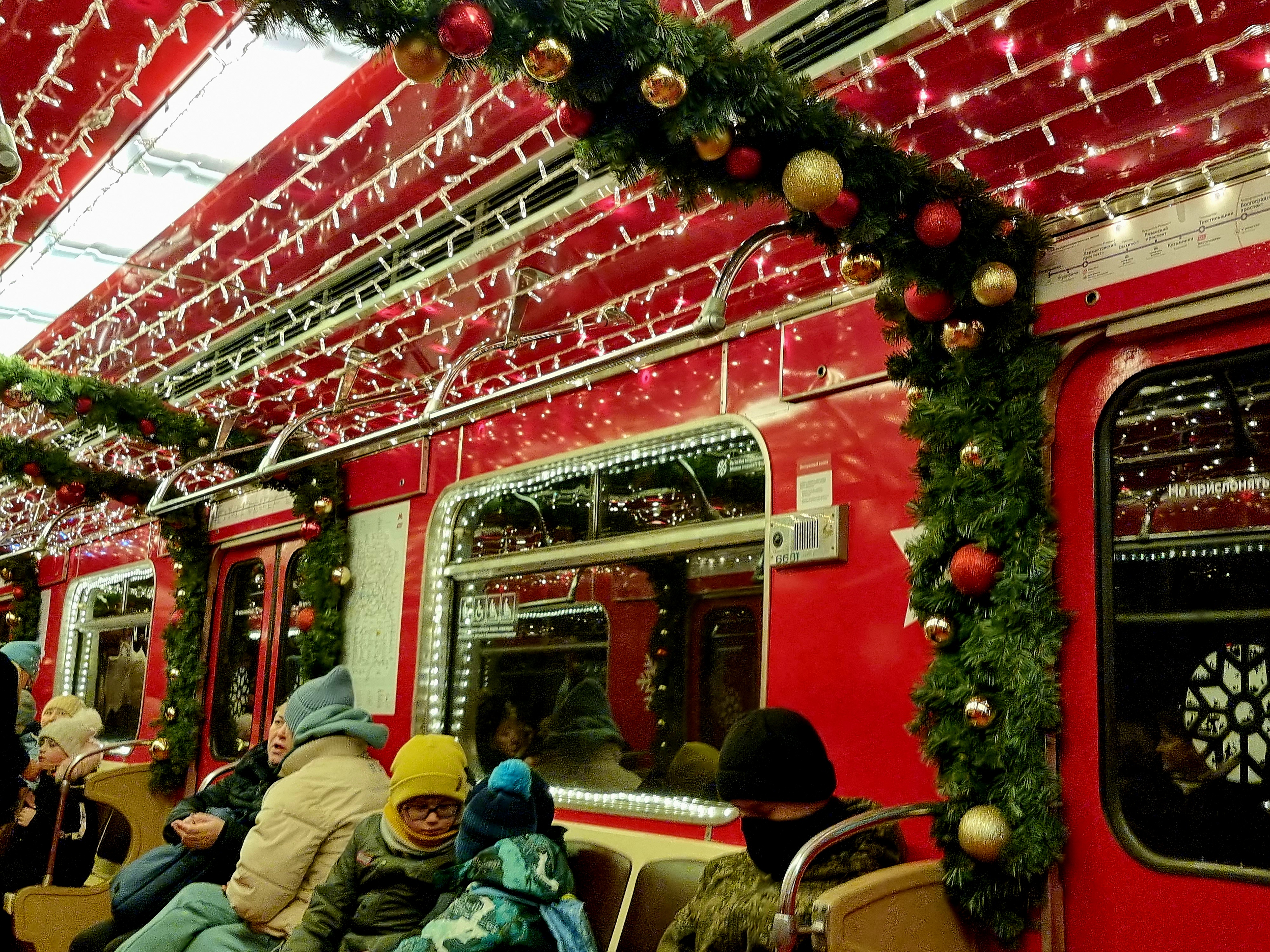 новогодний поезд в метро 2020