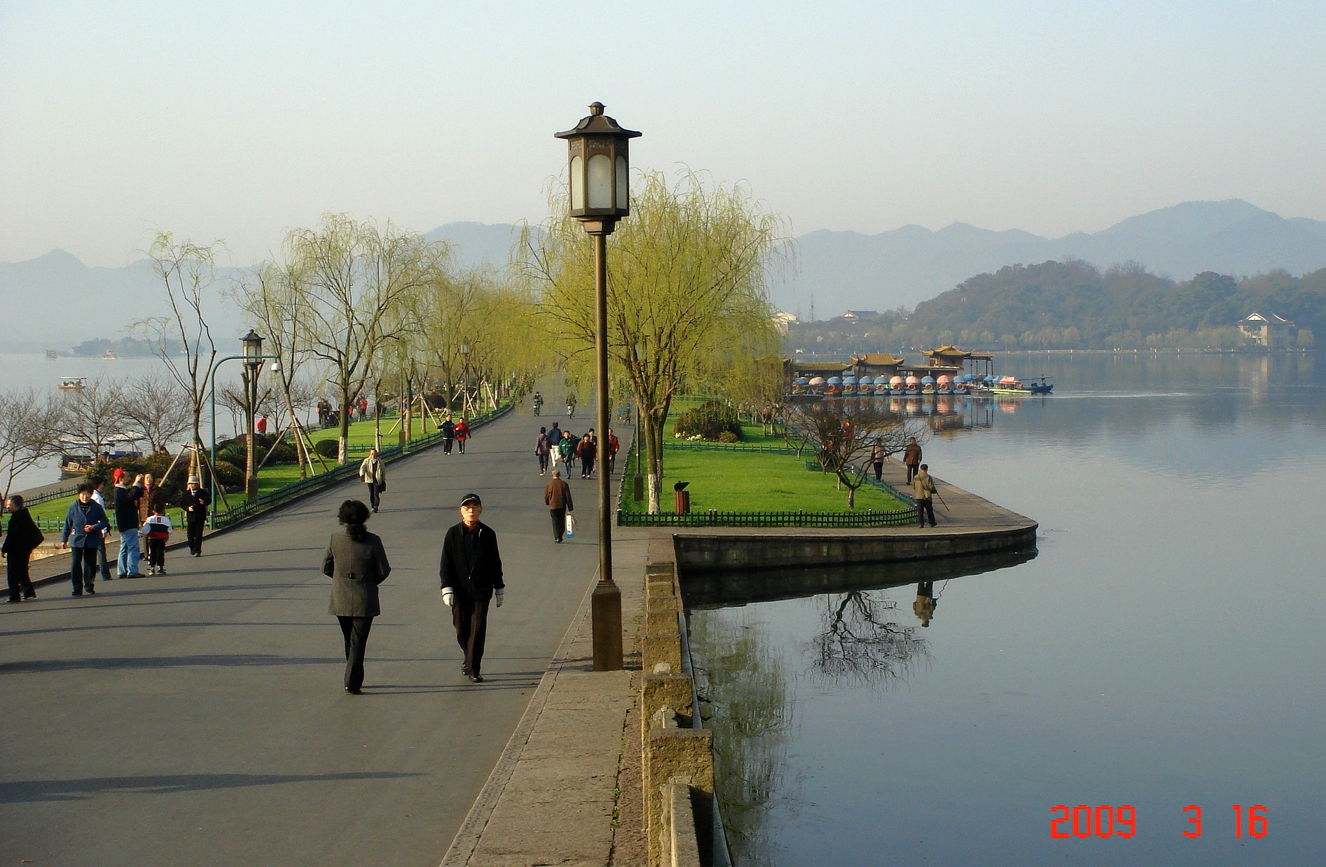 File:杭州. 西湖. 白堤（摄影点-断桥） - panoramio.jpg - Wikimedia Commons