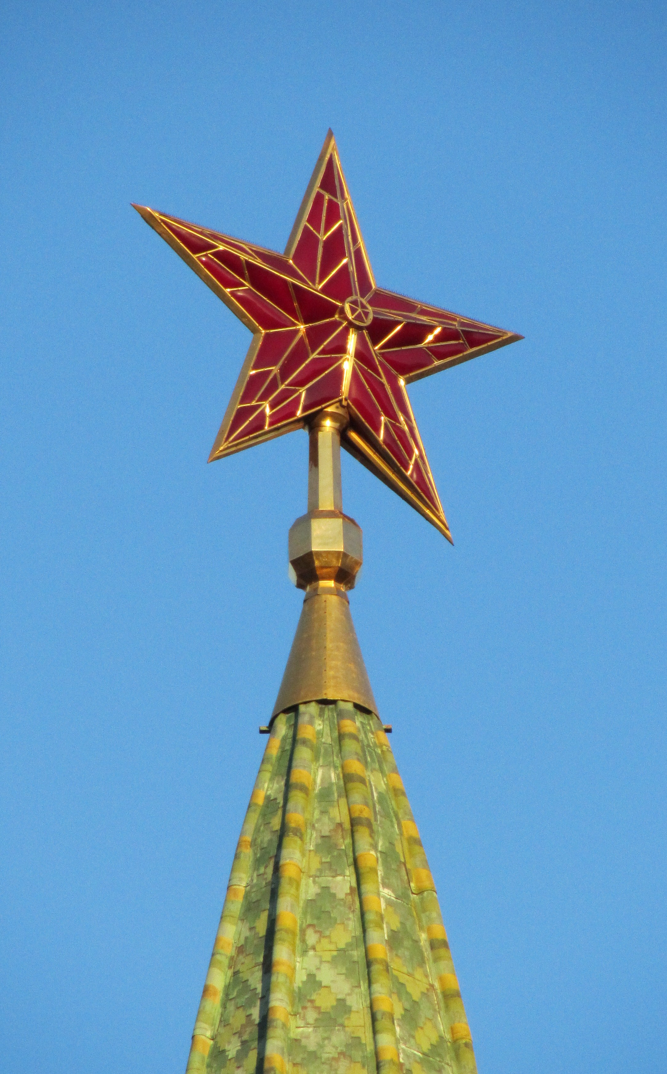 На каких башнях звезды. Рубиновая звезда на Спасской башне. Спасская башня Кремля звезда. Рубиновые звезды Московского Кремля. Кремлевская Рубиновая звезда 1935.