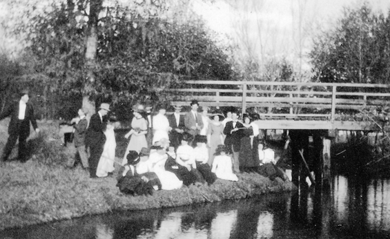 File:1911 Katy Residents at Cane Island Creek Bridge.jpg