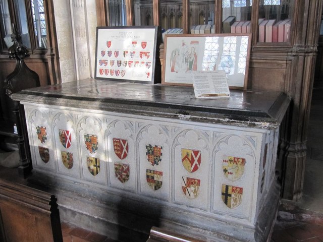 File:Arms on the tomb - geograph.org.uk - 1605667.jpg