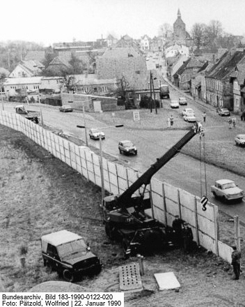 Der Autodrehkran 80 (ADK 80, auch ADK 80-0) Bundesarchiv_Bild_183-1990-0122-020%2C_Bei_Dassow%2C_Abbau_Grenzanlagen_ADK_80