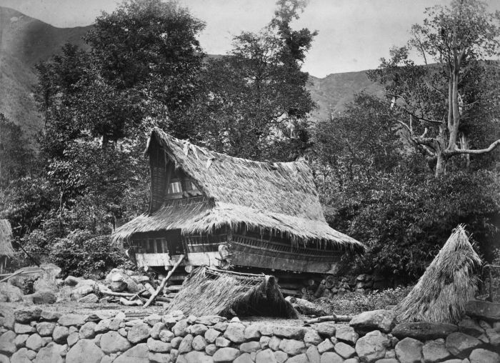 File:COLLECTIE TROPENMUSEUM Batak woning nabij het meer Toba meer Laut Tamar TMnr 60025551.jpg