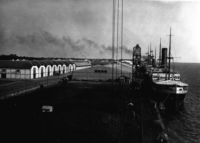 File:COLLECTIE TROPENMUSEUM Het kolenterrein in de haven van Makassar op Celebes. TMnr 60013048.jpg