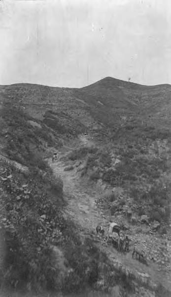 File:Carts and horses coming down a pass, probably in the vicnity of Jehol, ca 1905 (CHANDLESS 224).jpeg