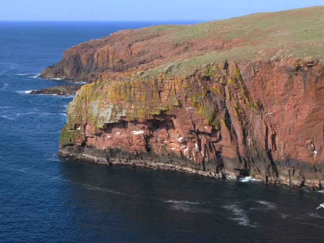 File:Cliffs beneath Virda Field - geograph.org.uk - 799982.jpg