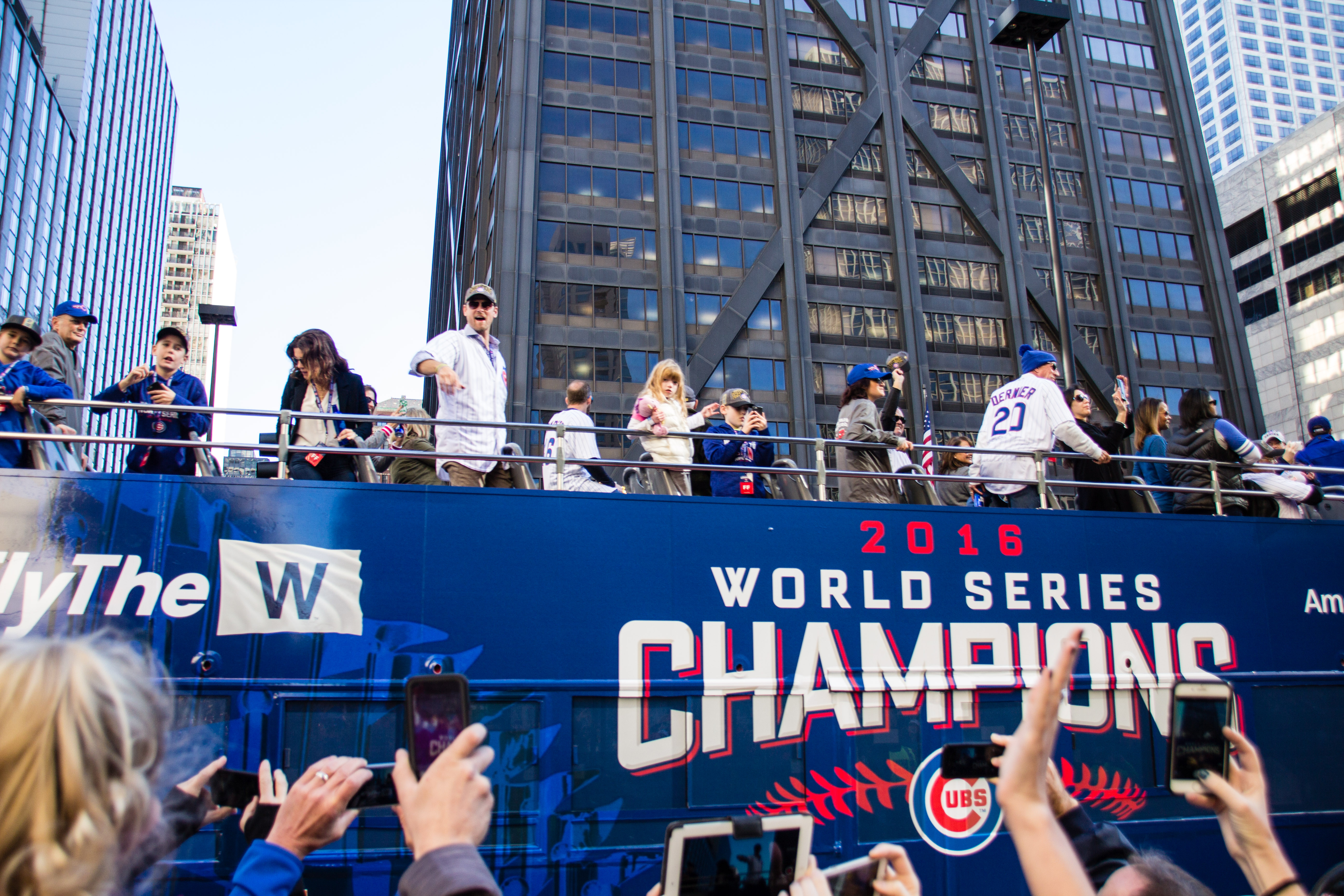 File:Cubs World Series Victory Parade (30477619320).jpg - Wikimedia Commons