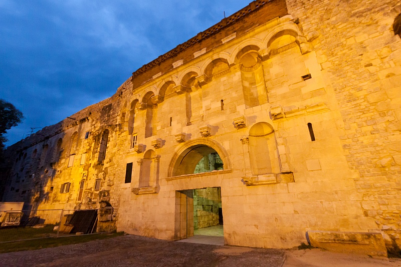 File:Diocletian's Palace, Golden Gate 2.JPG