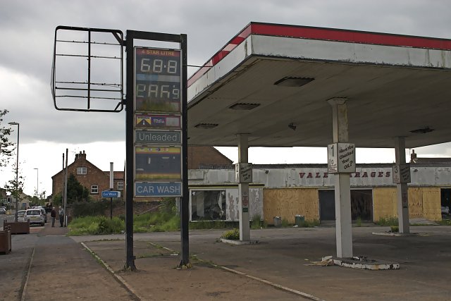 File Disused Filling Station Thirsk geograph 95074.jpg