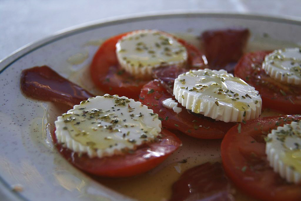 File:Ensalada-Tomate y queso.jpg - Wikimedia Commons