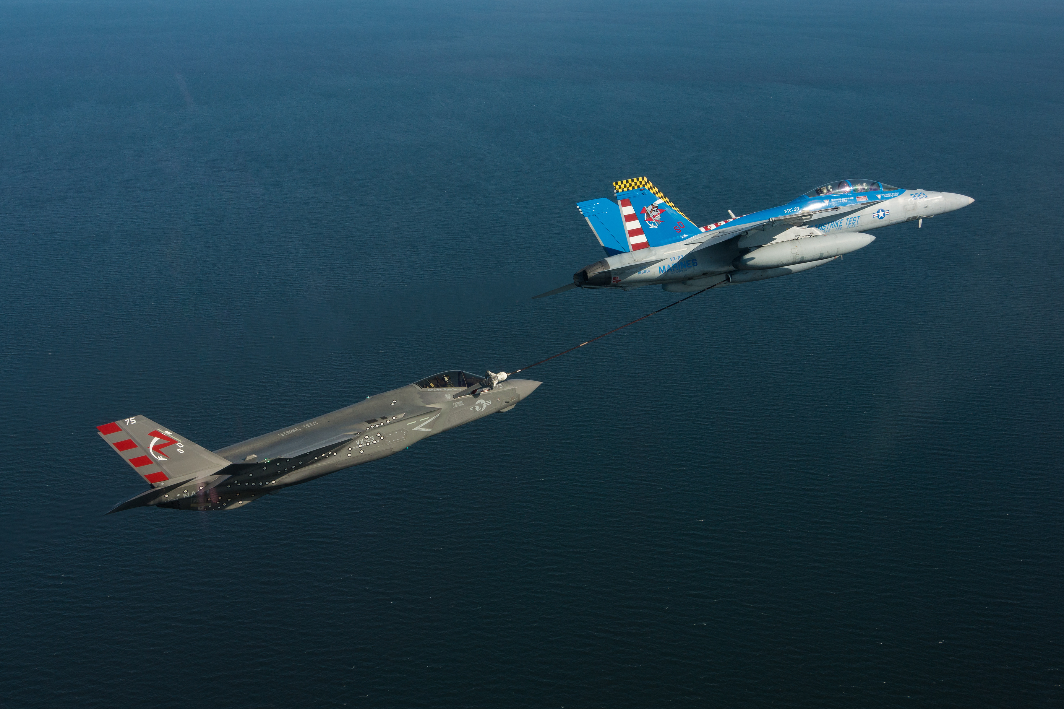 File Fa 18f Super Hornet Of Vx 23 Refuels F 35c On 26 June 18 N Zb537 071 Jpg Wikimedia Commons