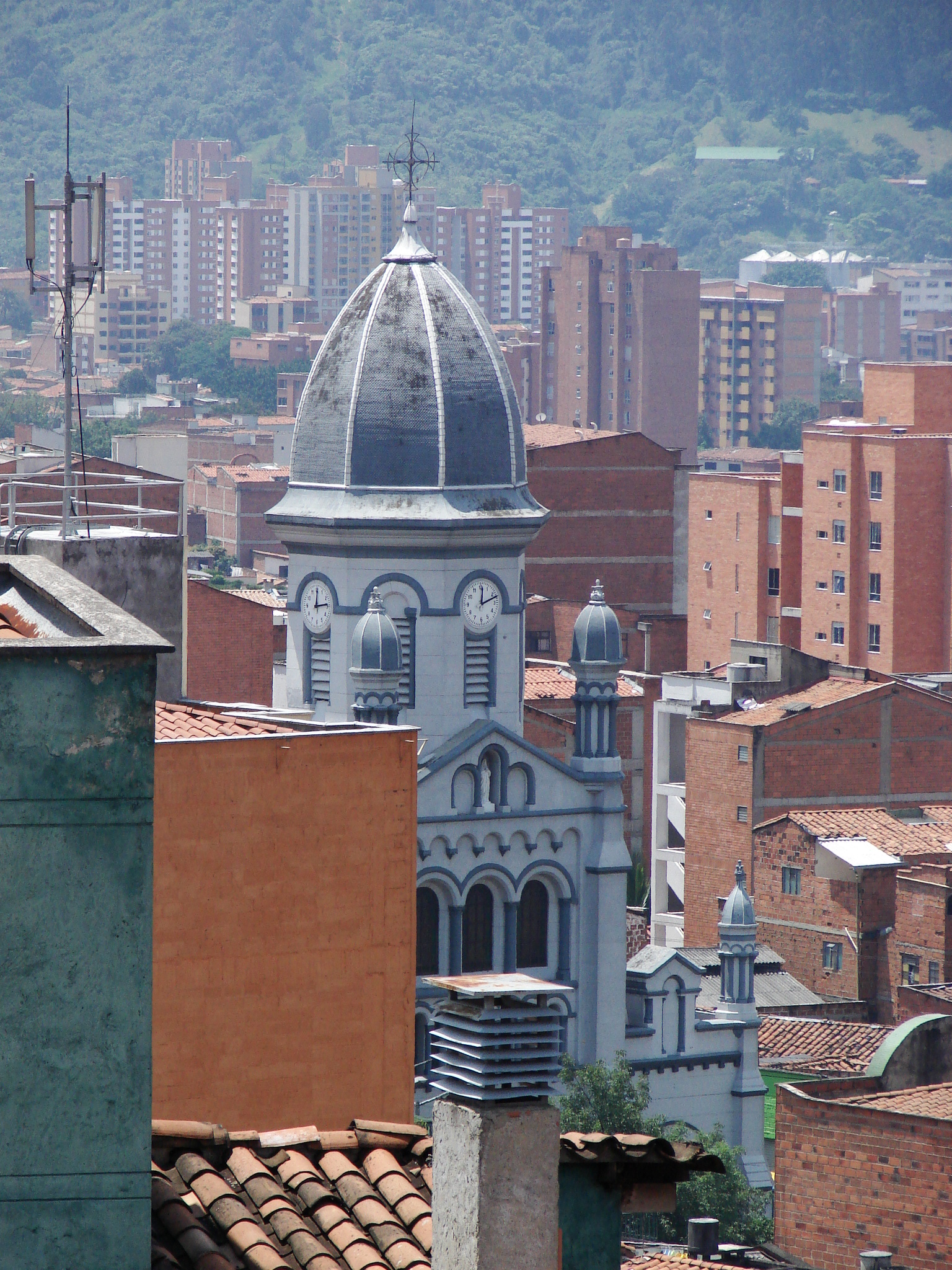 File:Iglesia de La América, Medellí - Wikimedia Commons