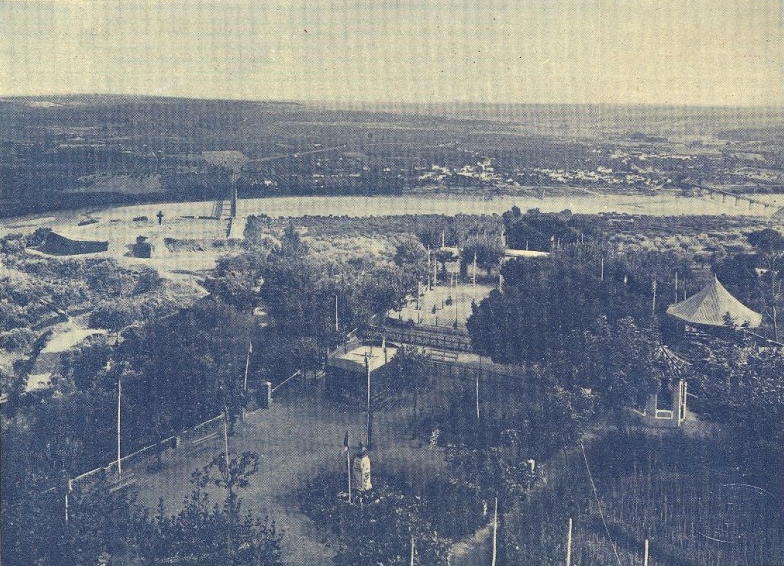 File:Jardim do Castelo em Abrantes - GazetaCF 1310 1942.jpg