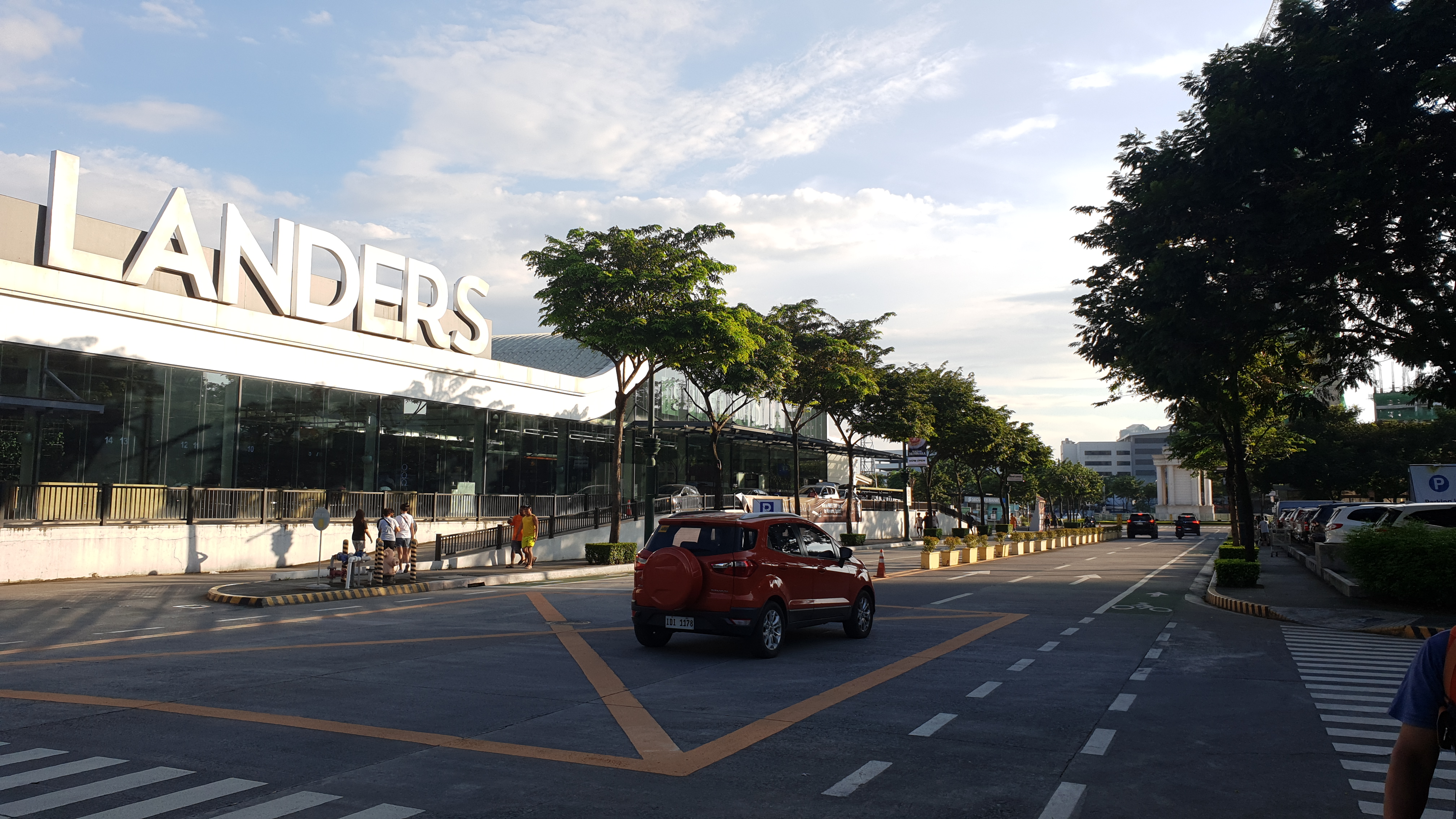 File:Landers Superstore Arcovia City 3.jpg - Wikimedia Commons