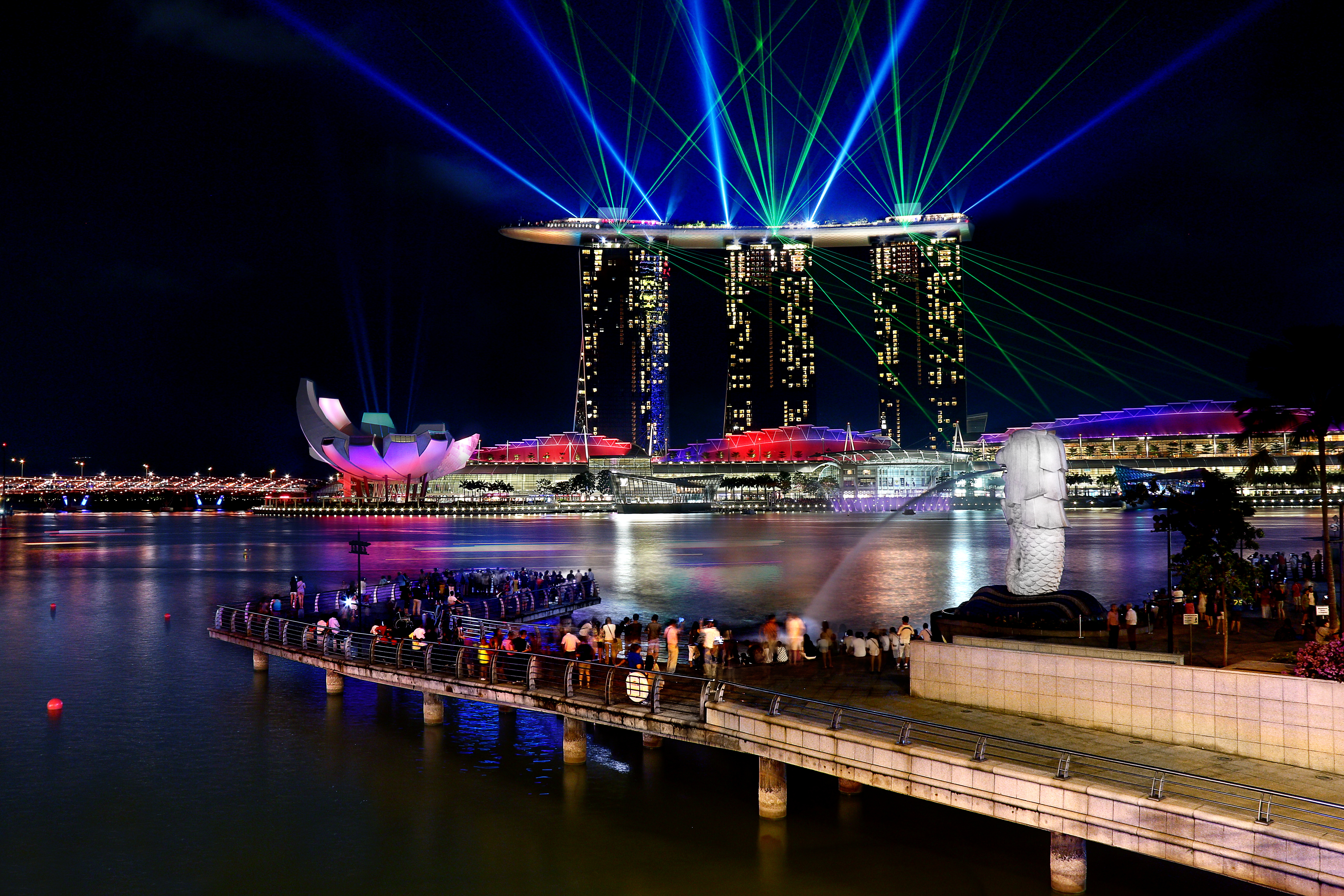File:Laser light at the Marina Bay Sands (8584152585).jpg - Wikimedia