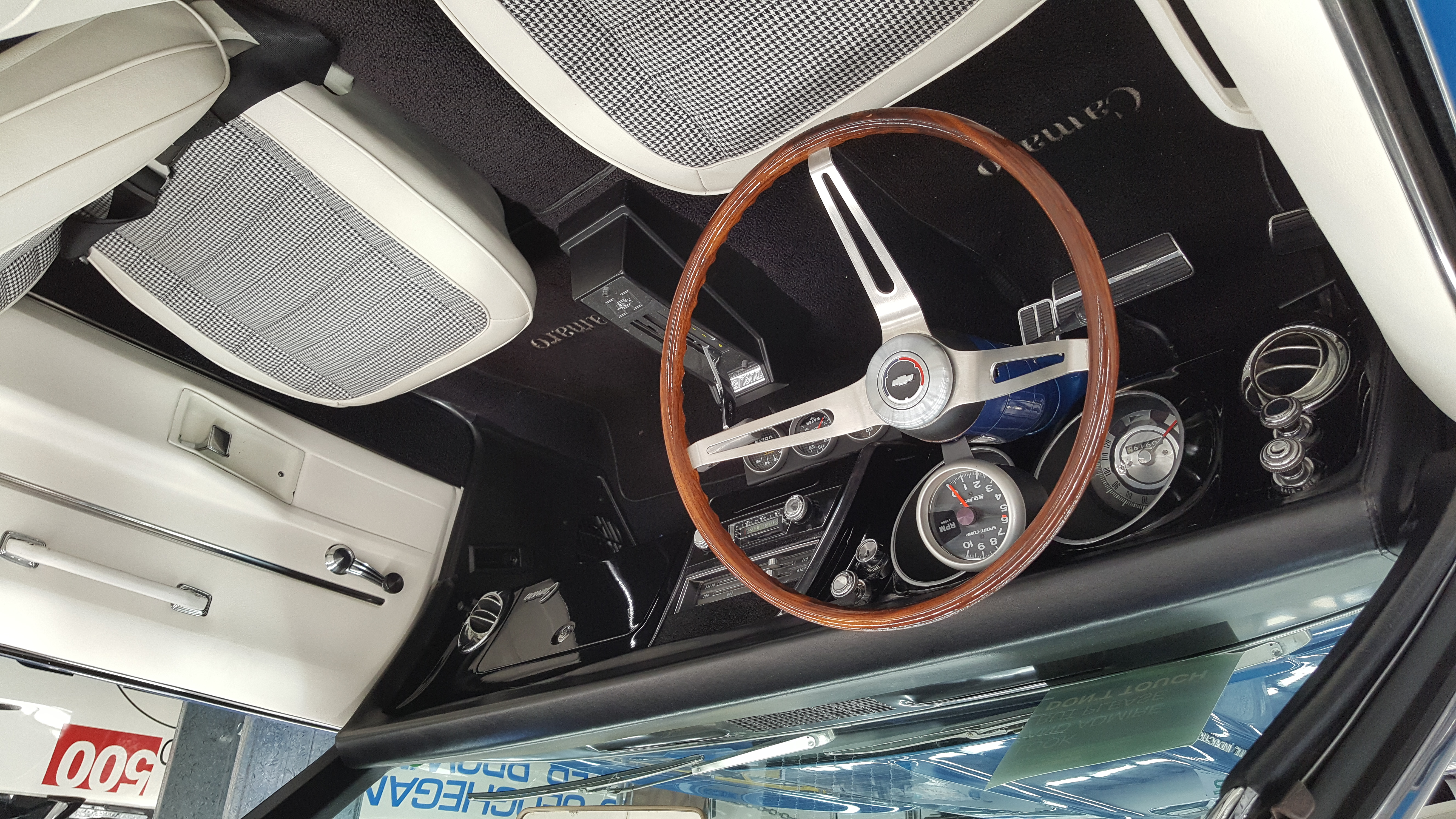 https://upload.wikimedia.org/wikipedia/commons/5/50/MMWA_1968_Chevrolet_Camaro-Dashboard.jpg