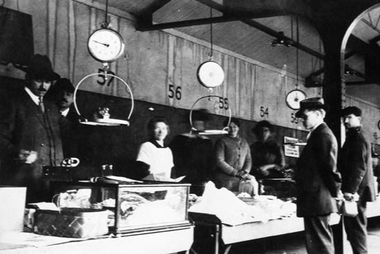 File:Pike Place Market scales 1916.jpg