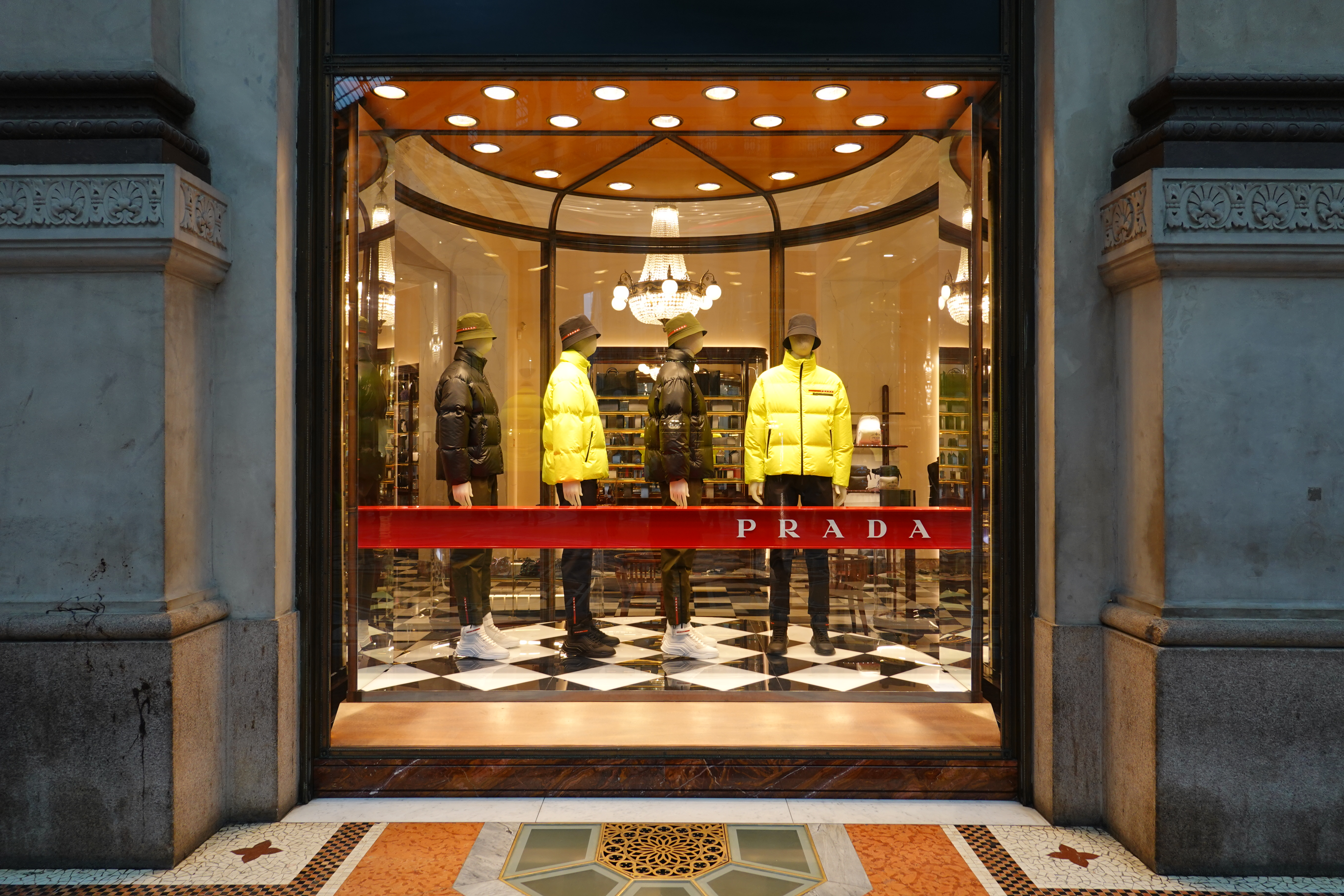 File:Prada window @ Galleria Vittorio Emanuele II @ Milan.jpg - Wikipedia