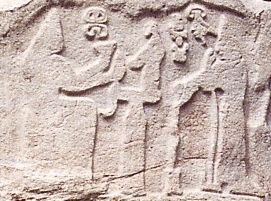 Пудухепа перед богиней Хебат на Фирактинском рельефе[en]