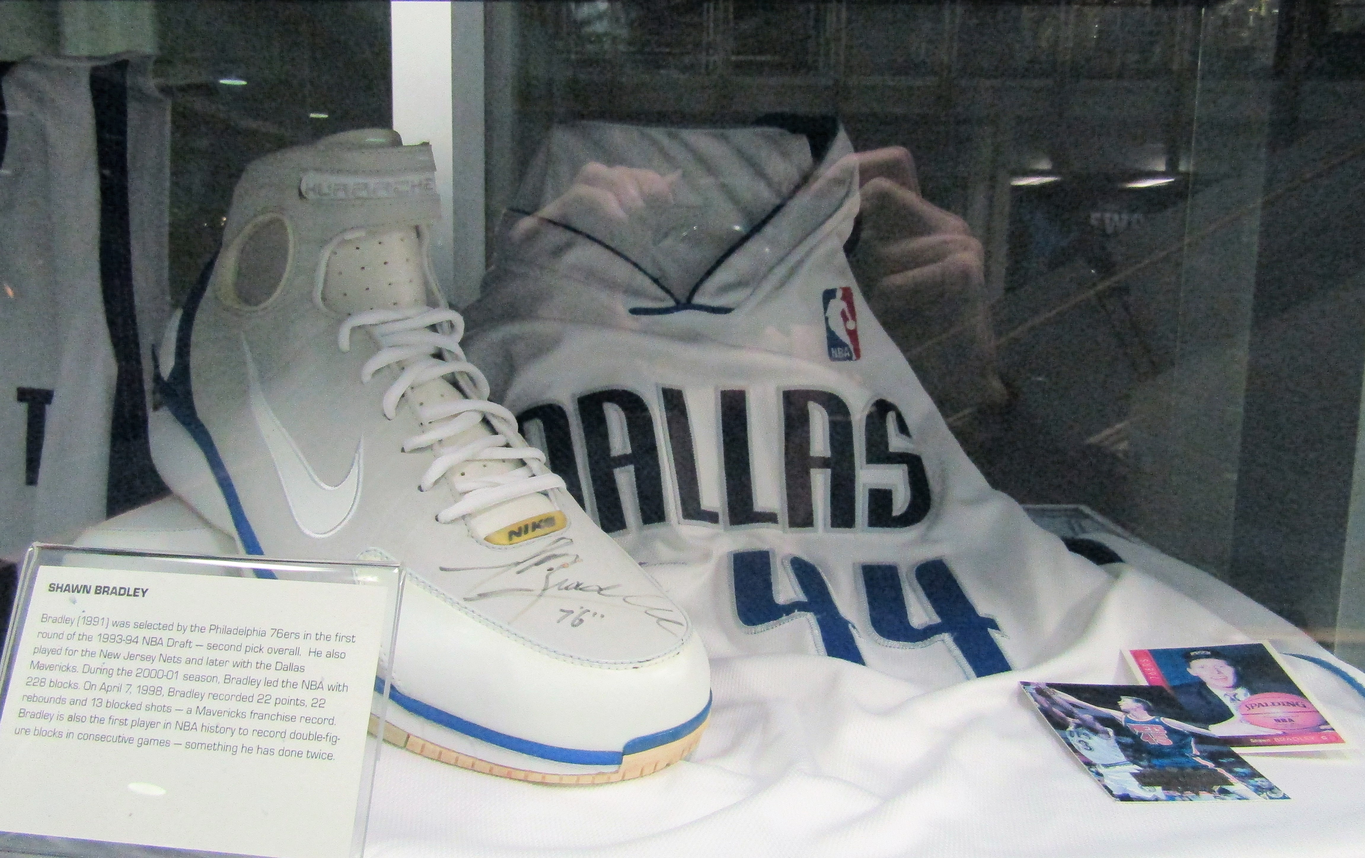 File:Shawn Bradley jersey and shoe (27727439538).jpg - Wikimedia Commons