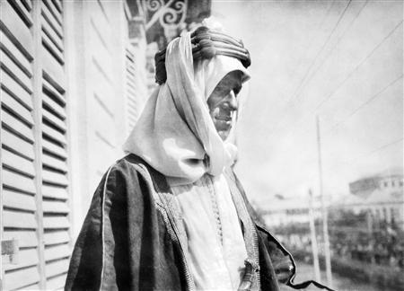 File:T. E. Lawrence Victoria Hotel balcony Damascus October 1918.jpg