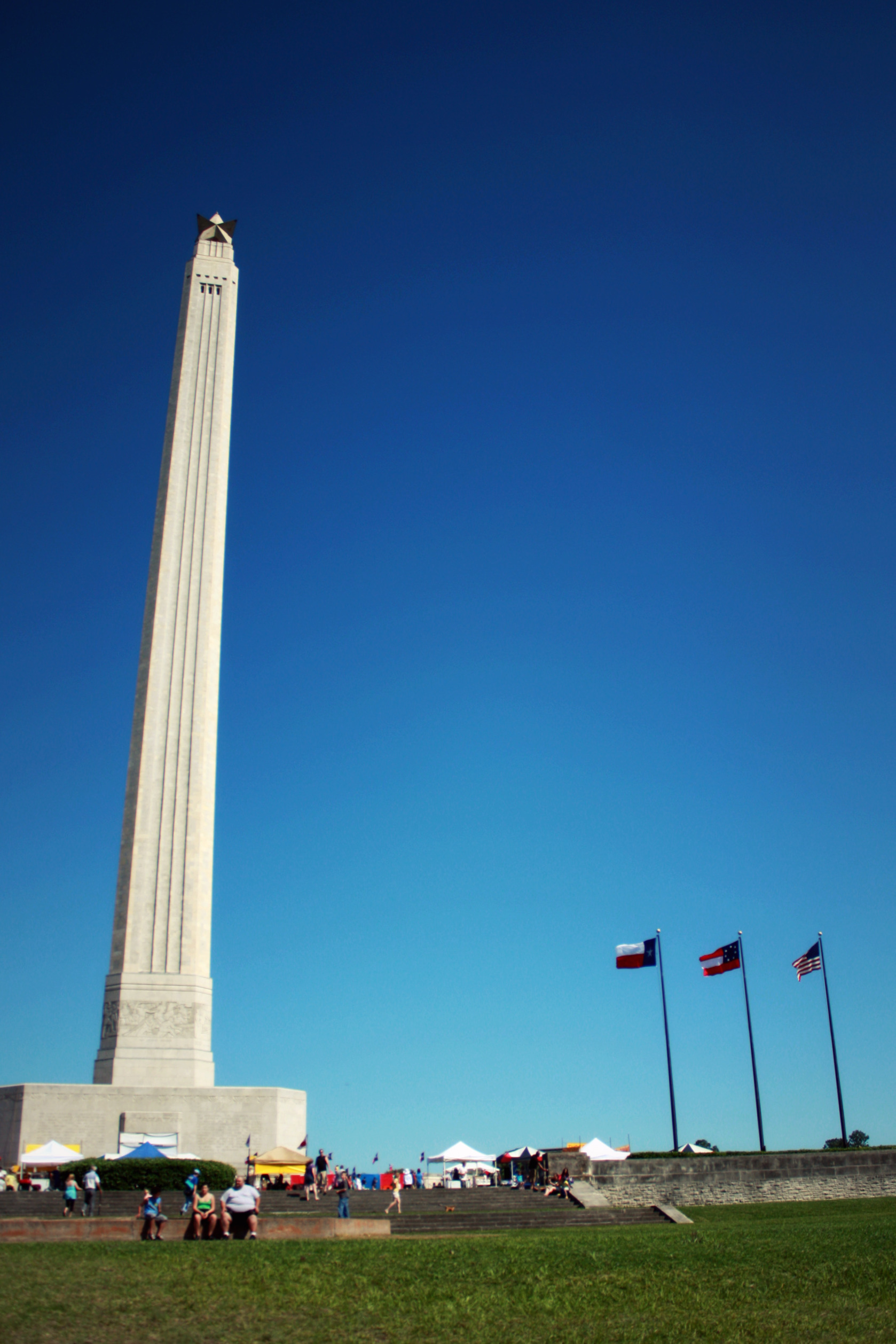 are dogs allowed at the san jacinto monument