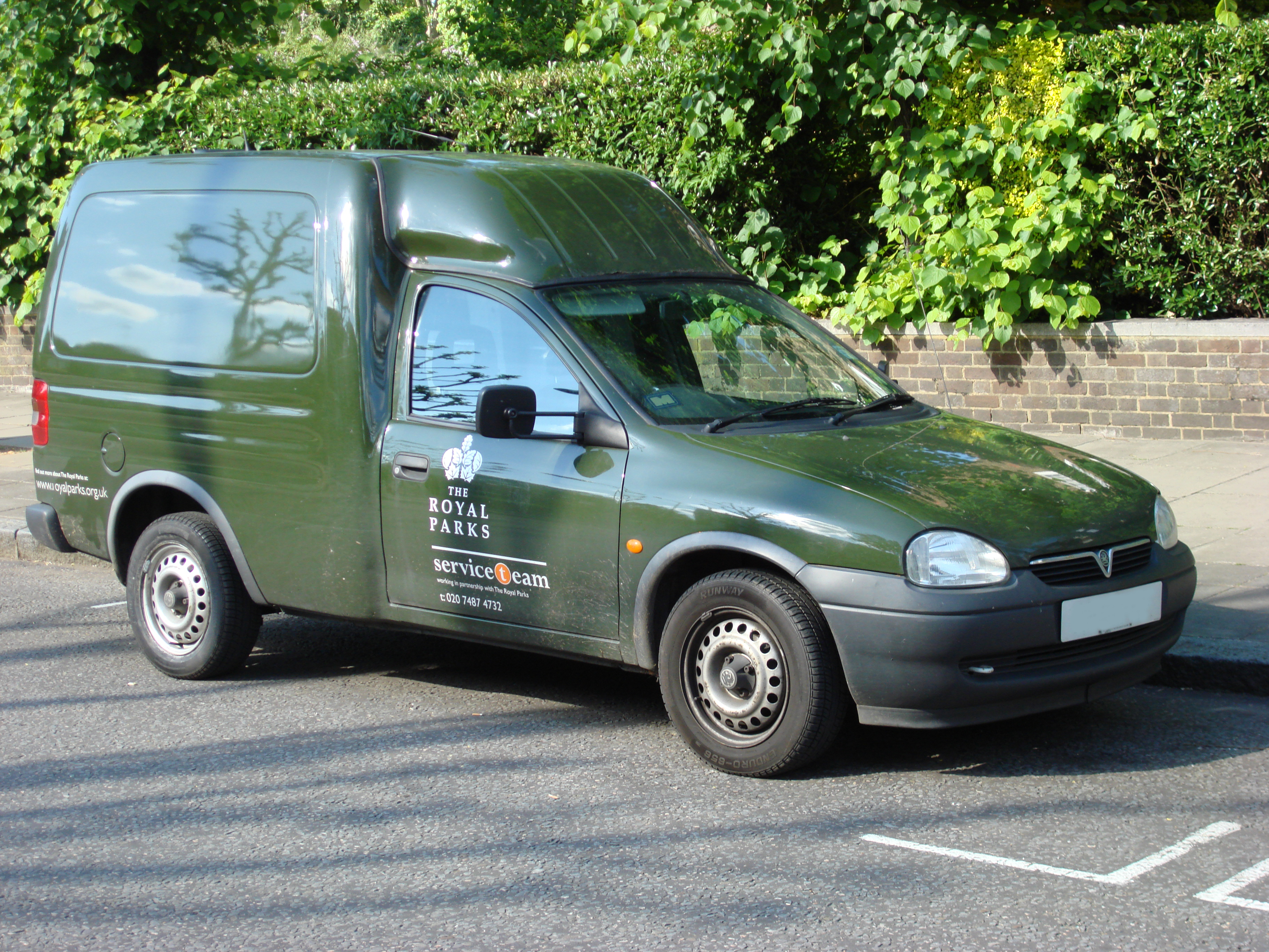 File:Vauxhall minivan green.JPG 