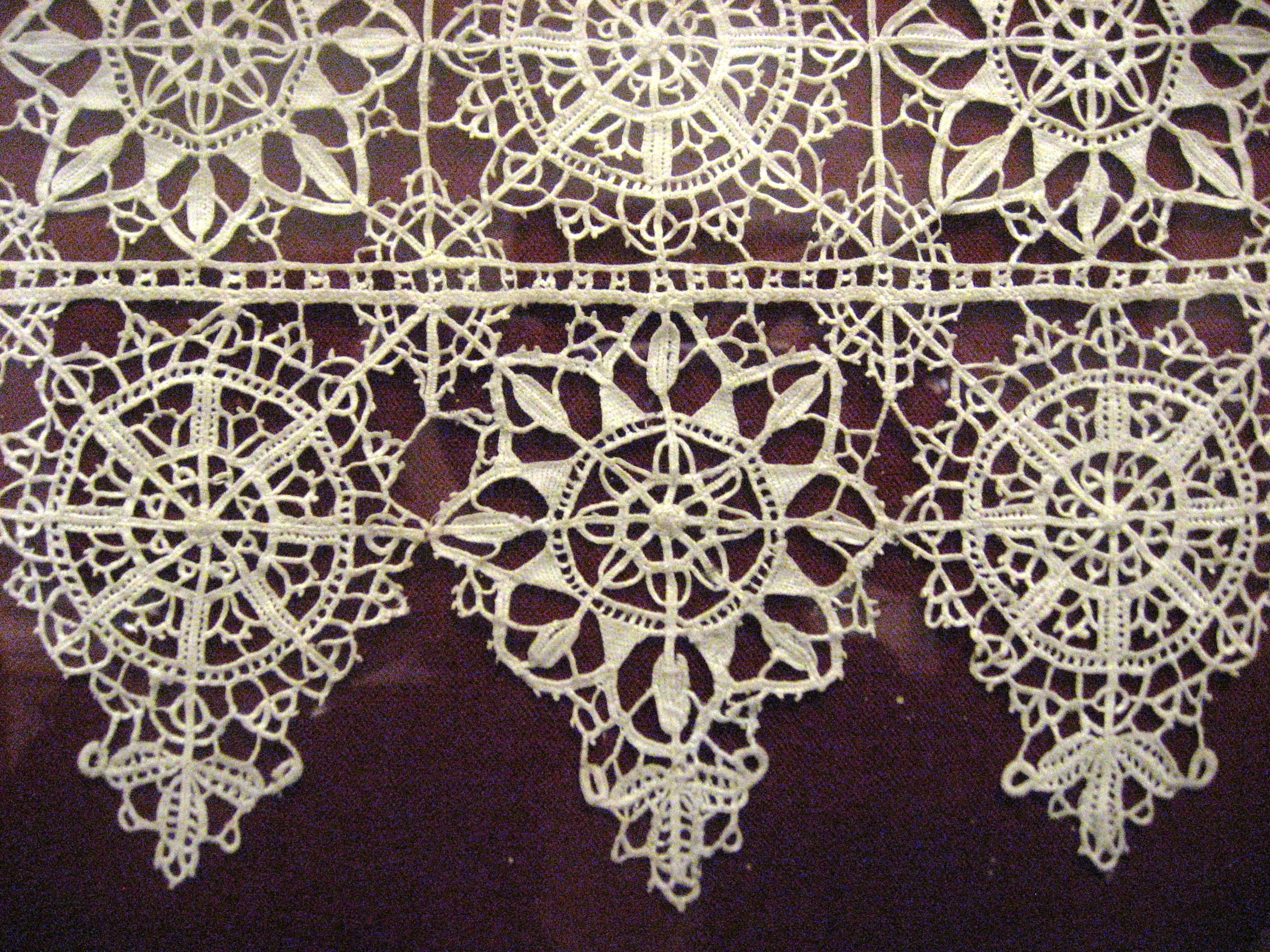 File:Victoria and albert - white on red lace (4355719590).jpg