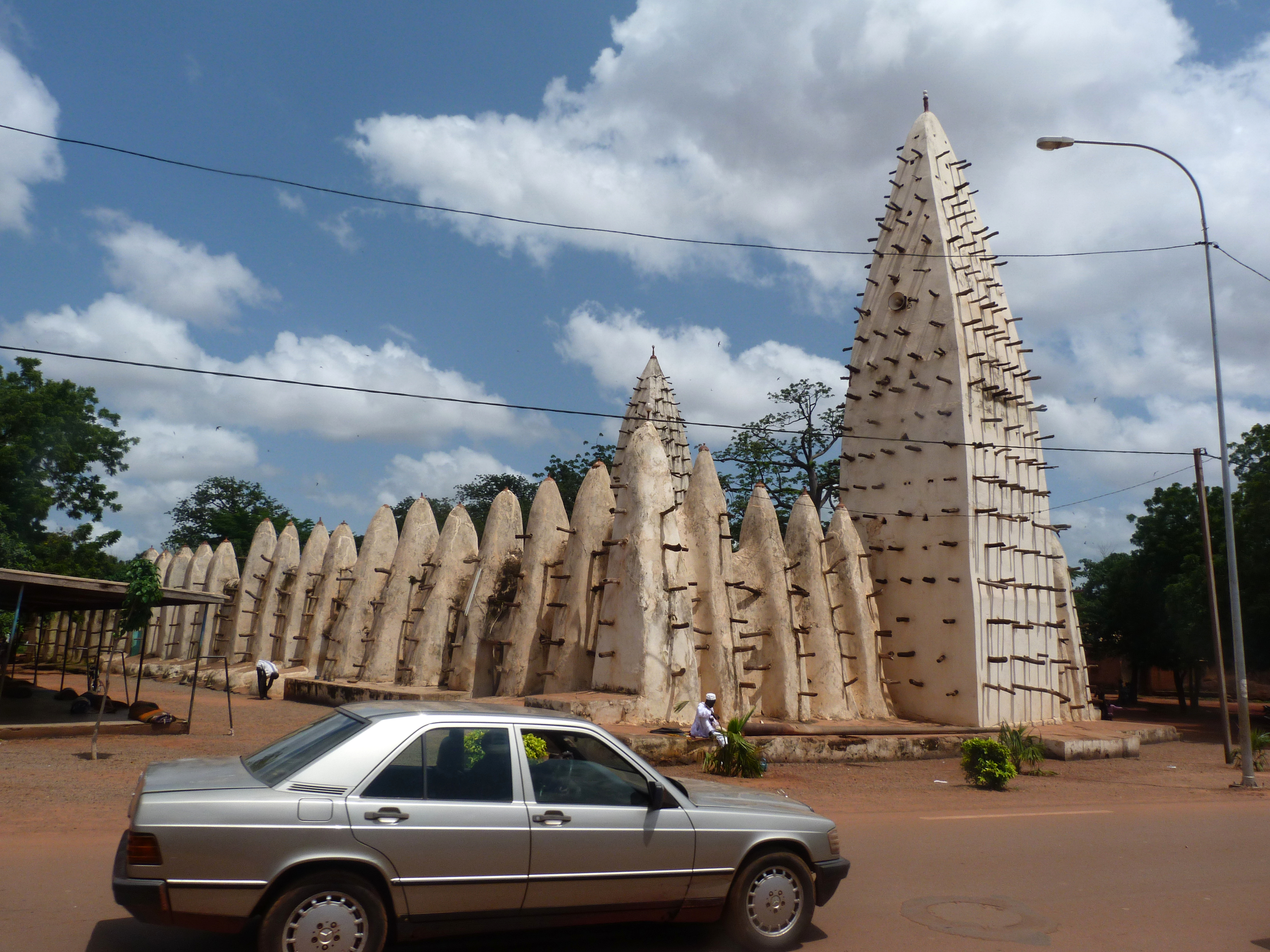 Grand mosque of bobo dioulasso буркина фасо. Мечеть бобо Буркина-Фасо. Руины Лоропени Буркина-Фасо. Мечеть бобо-Диуласо. Архитектурный символ Буркина-Фасо.