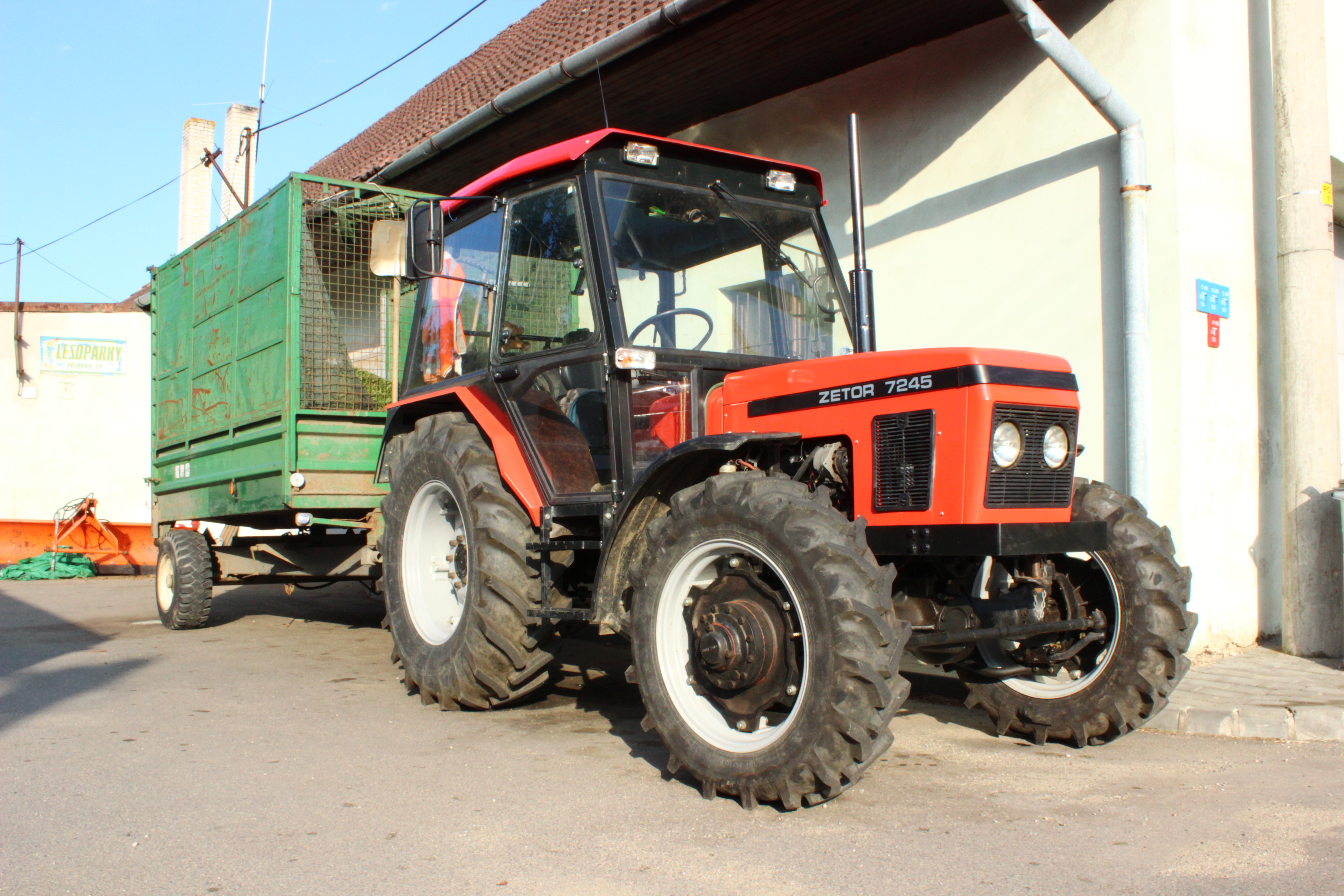 Zetor 7245 tractor in Třebíč.jpg