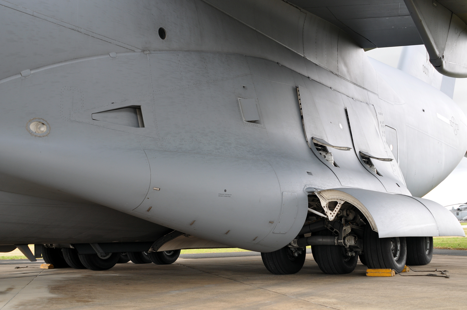 C 17 приняли. Boeing c-17 Globemaster III. Boeing c-17 Globemaster III шасси. Boeing c17a Globemaster lll нос. Боинг с 17 Глоубмастер 3.