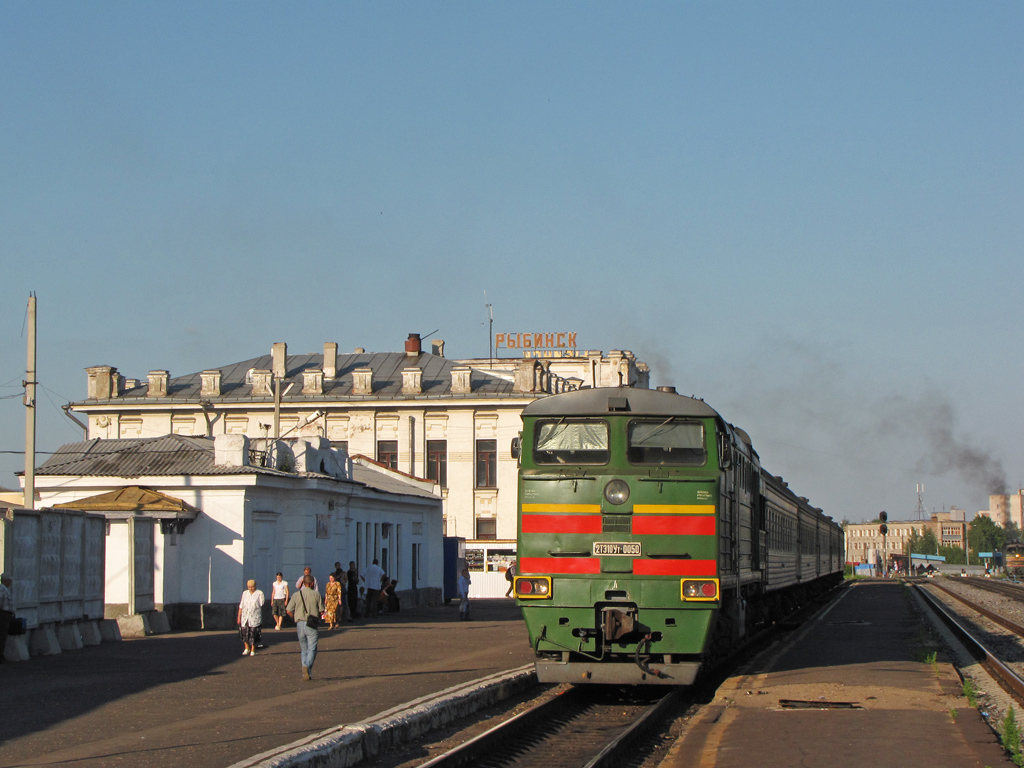 File:2ТЭ10УТ-0050, Россия, Ярославская область, станция Рыбинск-Пассажирский  (Trainpix 2236).jpg - Wikimedia Commons