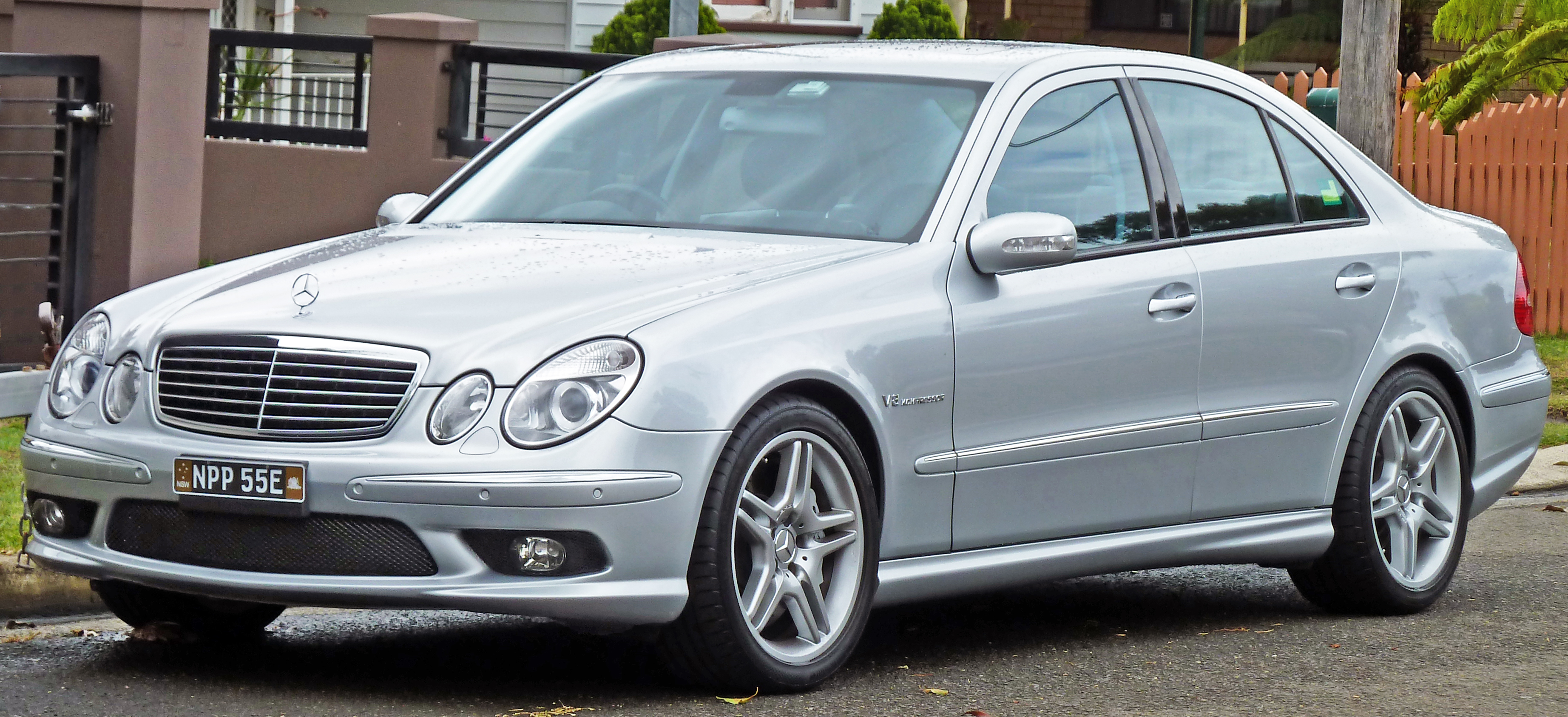 ファイル:2002-2006 Mercedes-Benz E 55 AMG (W211) sedan 02.jpg