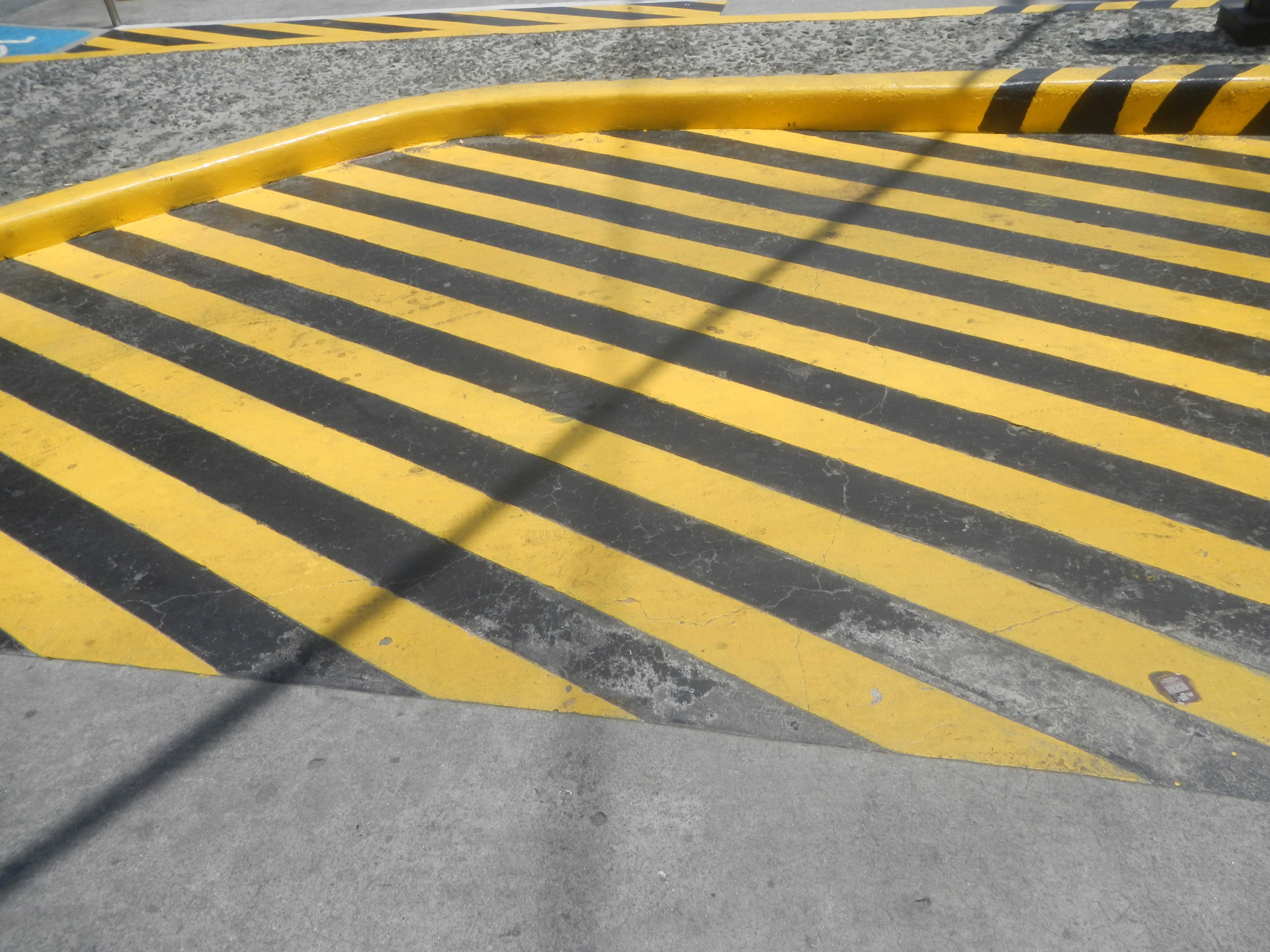 Yellow line (road marking) - Wikipedia